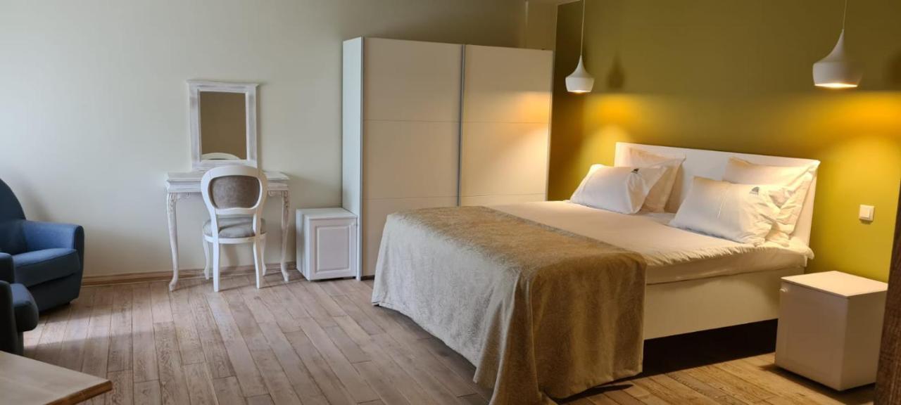 Casa Iustin Hotel Moroeni Ngoại thất bức ảnh