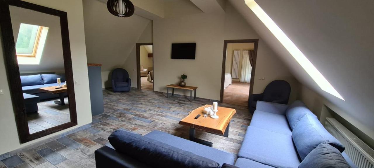 Casa Iustin Hotel Moroeni Ngoại thất bức ảnh