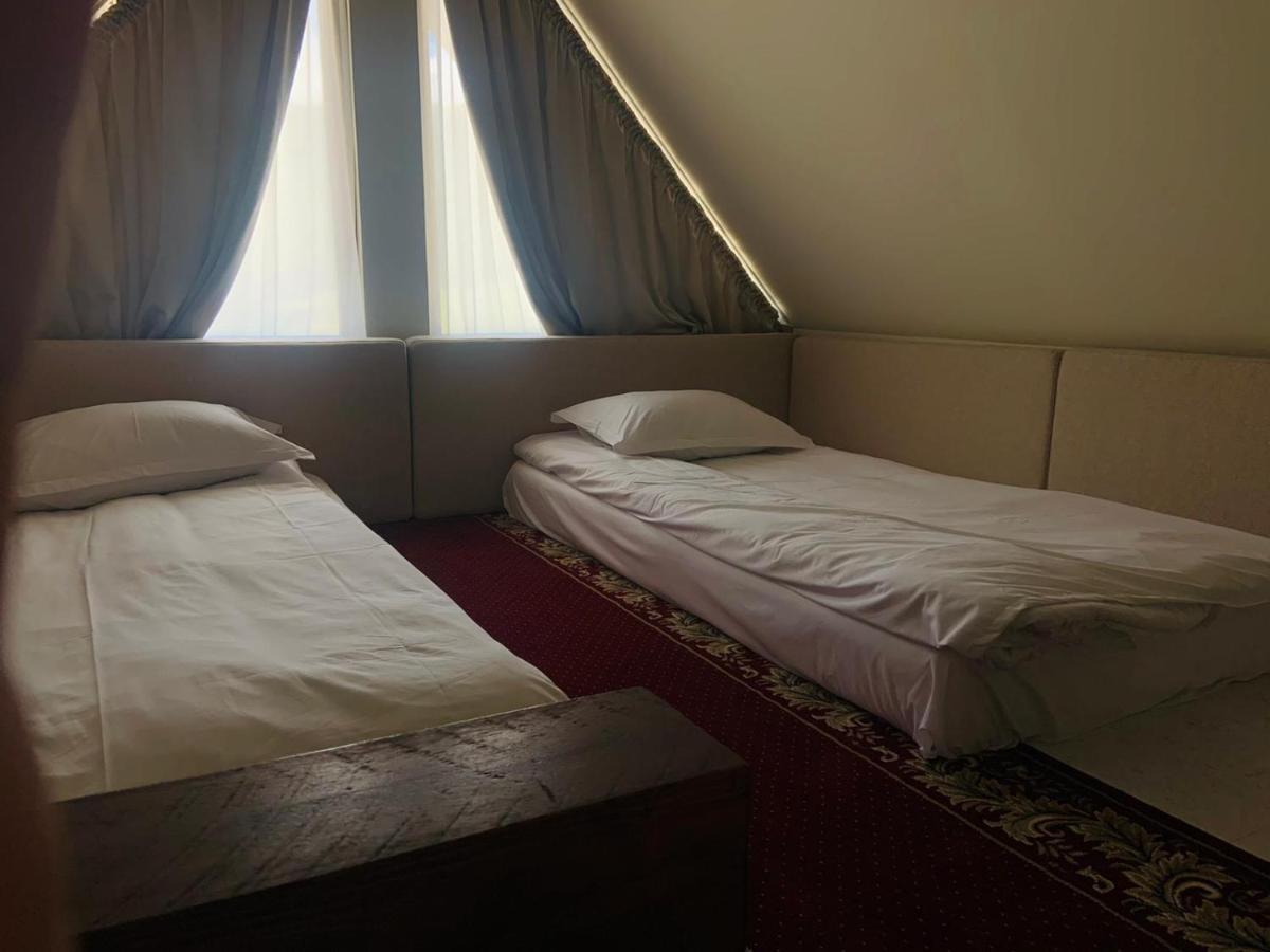 Casa Iustin Hotel Moroeni Ngoại thất bức ảnh