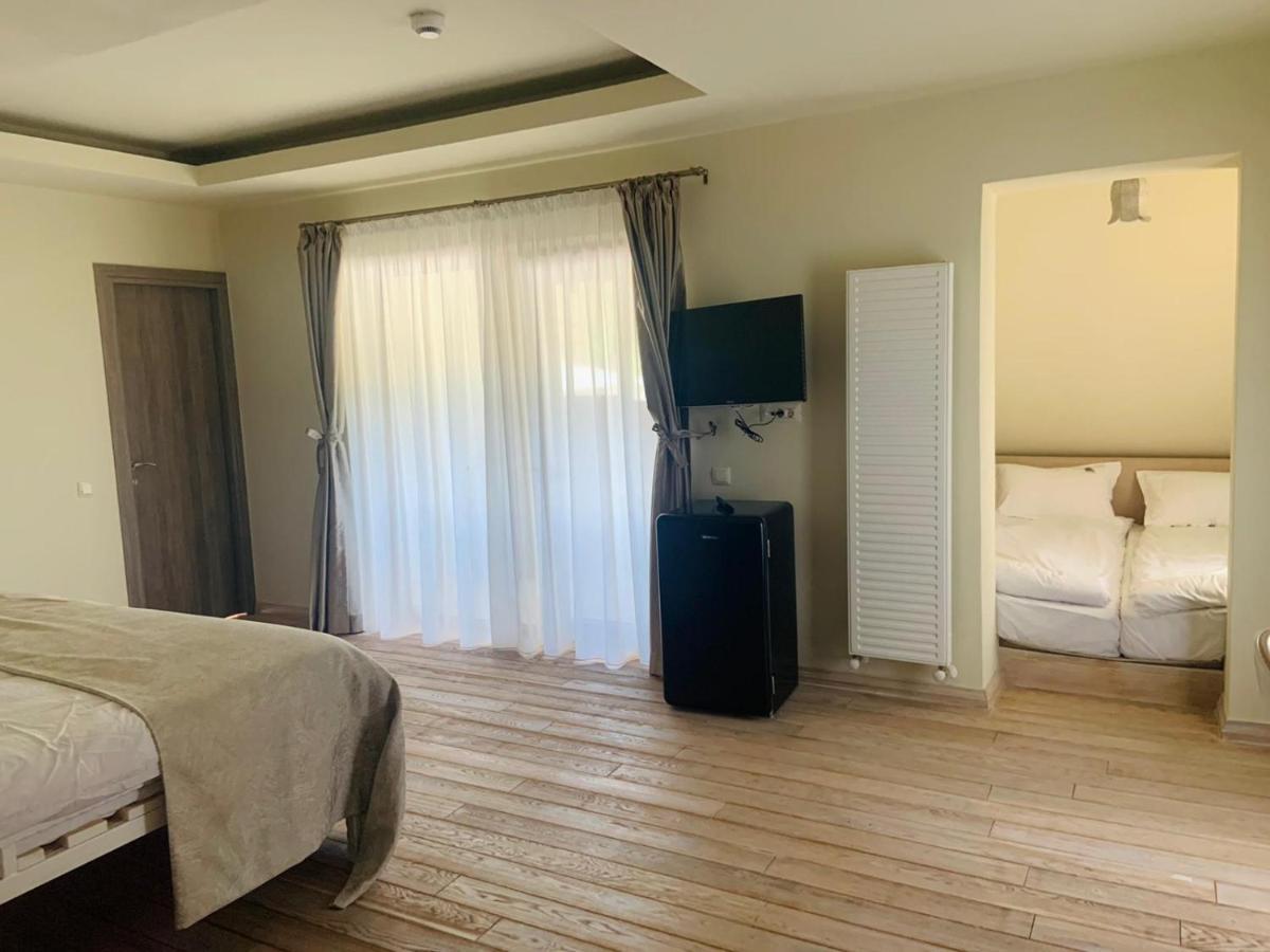 Casa Iustin Hotel Moroeni Ngoại thất bức ảnh