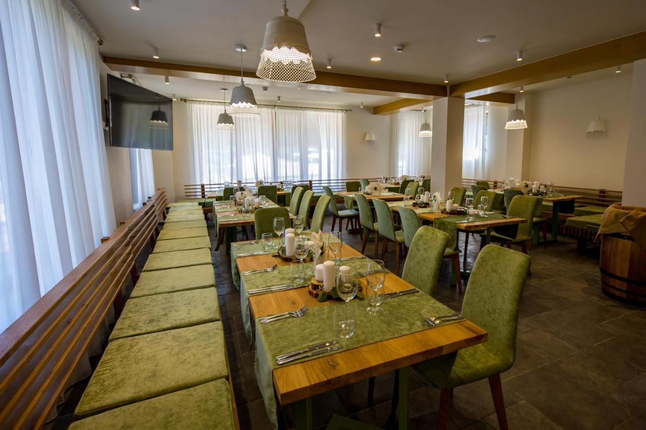 Casa Iustin Hotel Moroeni Ngoại thất bức ảnh