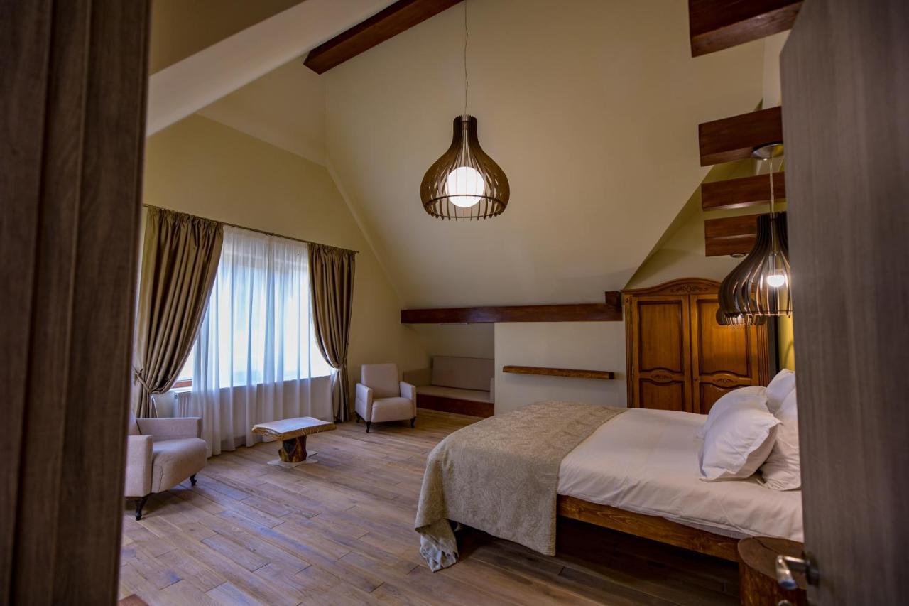 Casa Iustin Hotel Moroeni Ngoại thất bức ảnh
