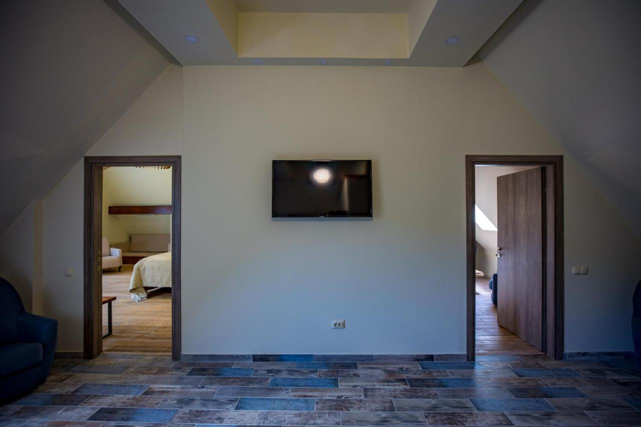 Casa Iustin Hotel Moroeni Ngoại thất bức ảnh