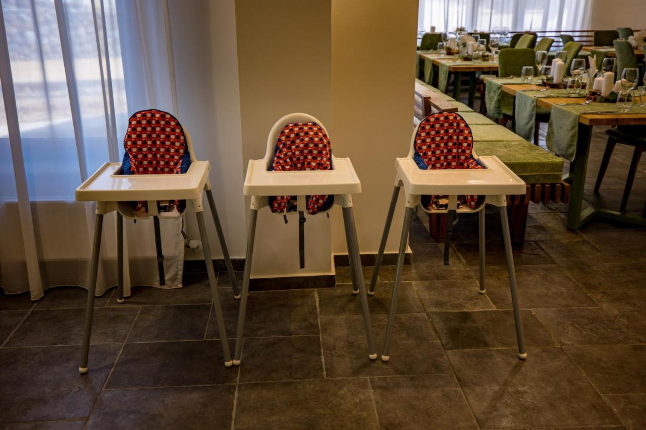 Casa Iustin Hotel Moroeni Ngoại thất bức ảnh