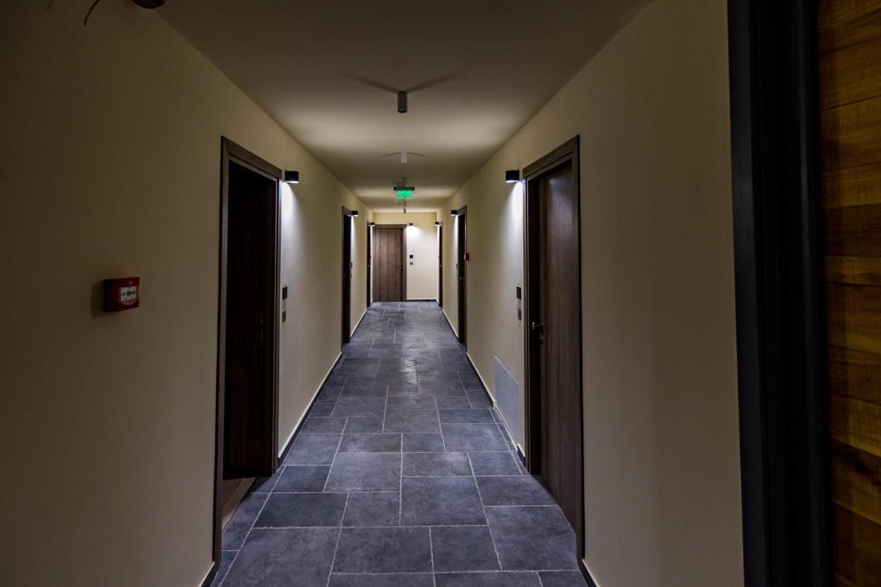 Casa Iustin Hotel Moroeni Ngoại thất bức ảnh