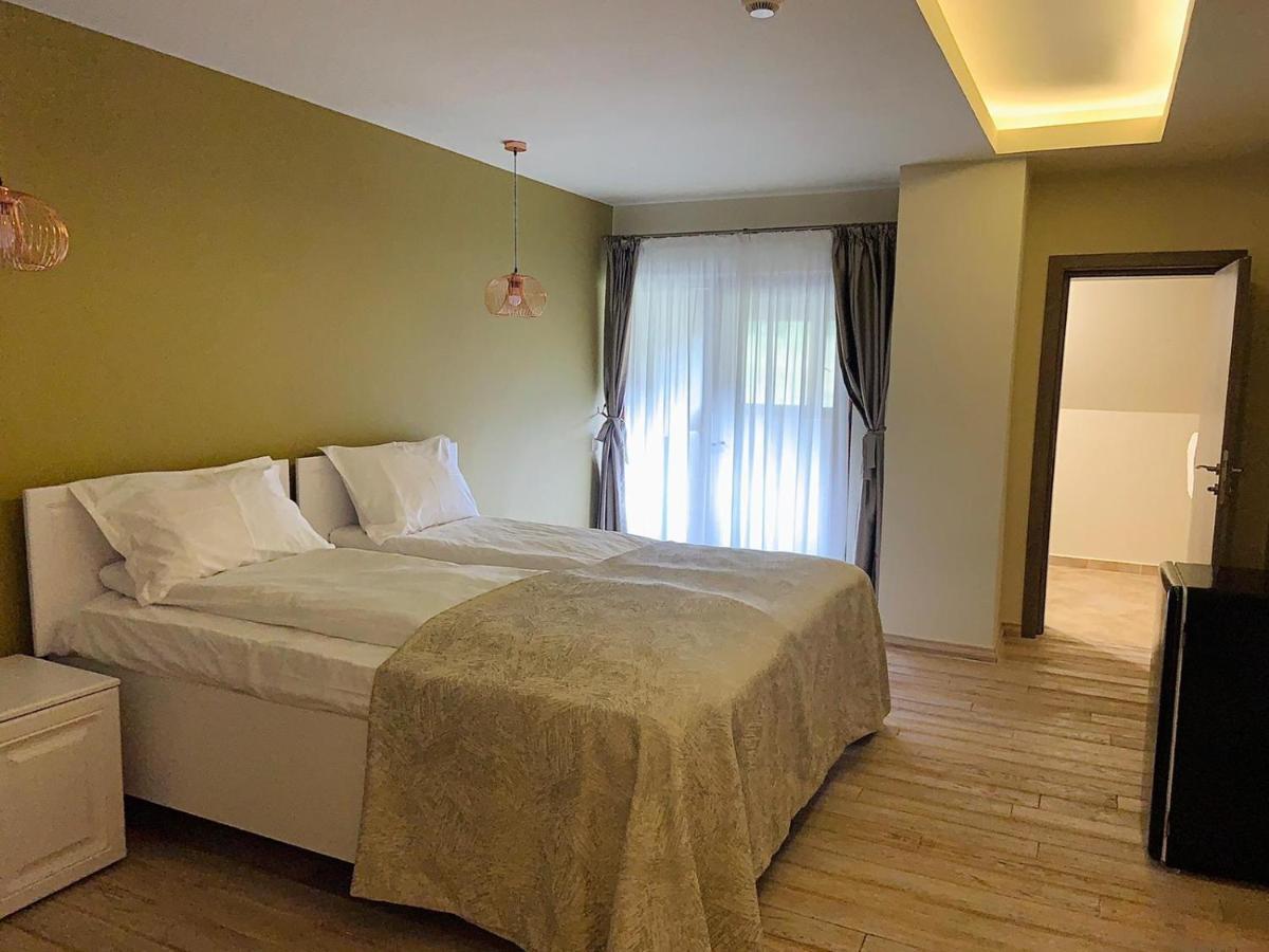 Casa Iustin Hotel Moroeni Ngoại thất bức ảnh