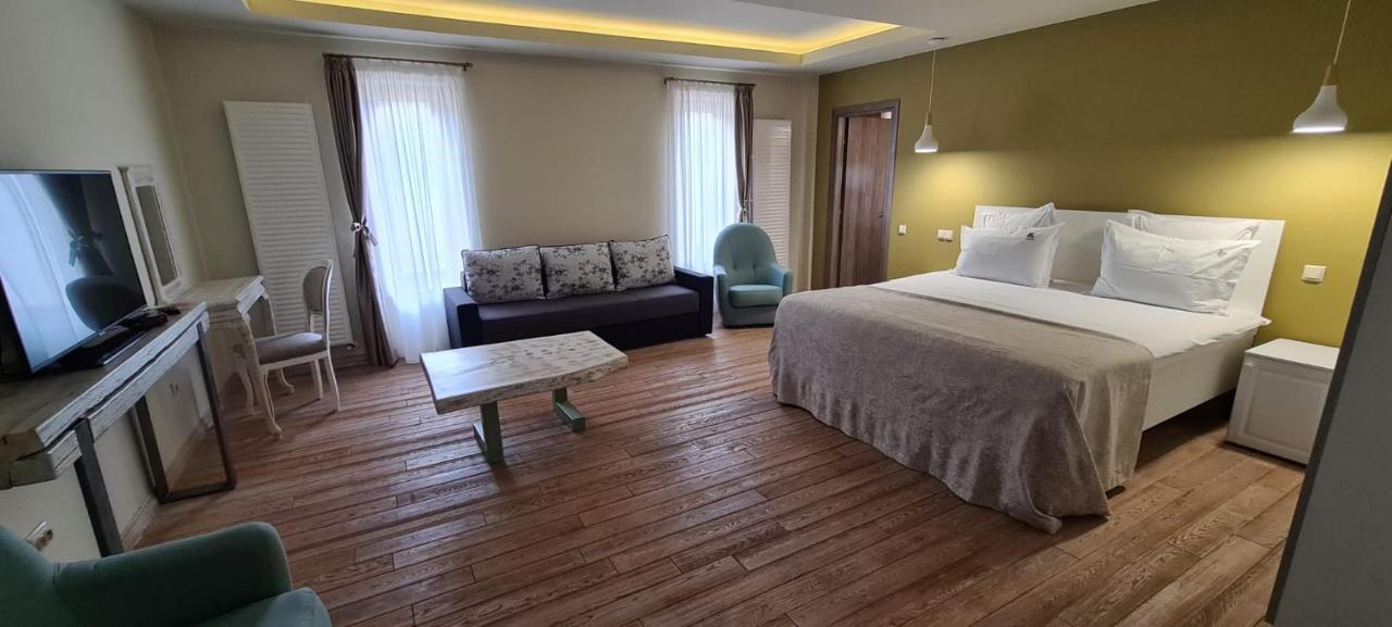 Casa Iustin Hotel Moroeni Ngoại thất bức ảnh