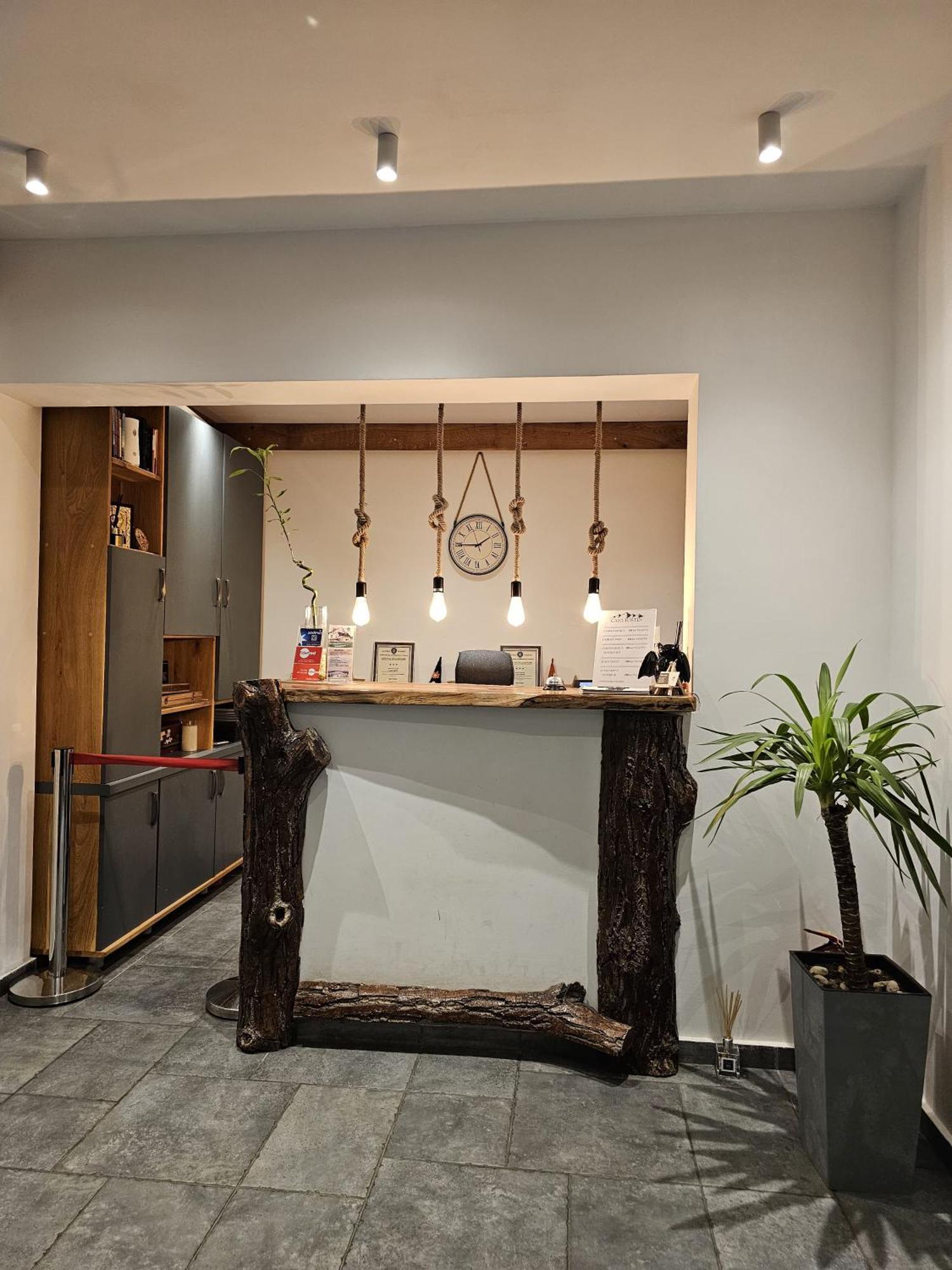 Casa Iustin Hotel Moroeni Ngoại thất bức ảnh