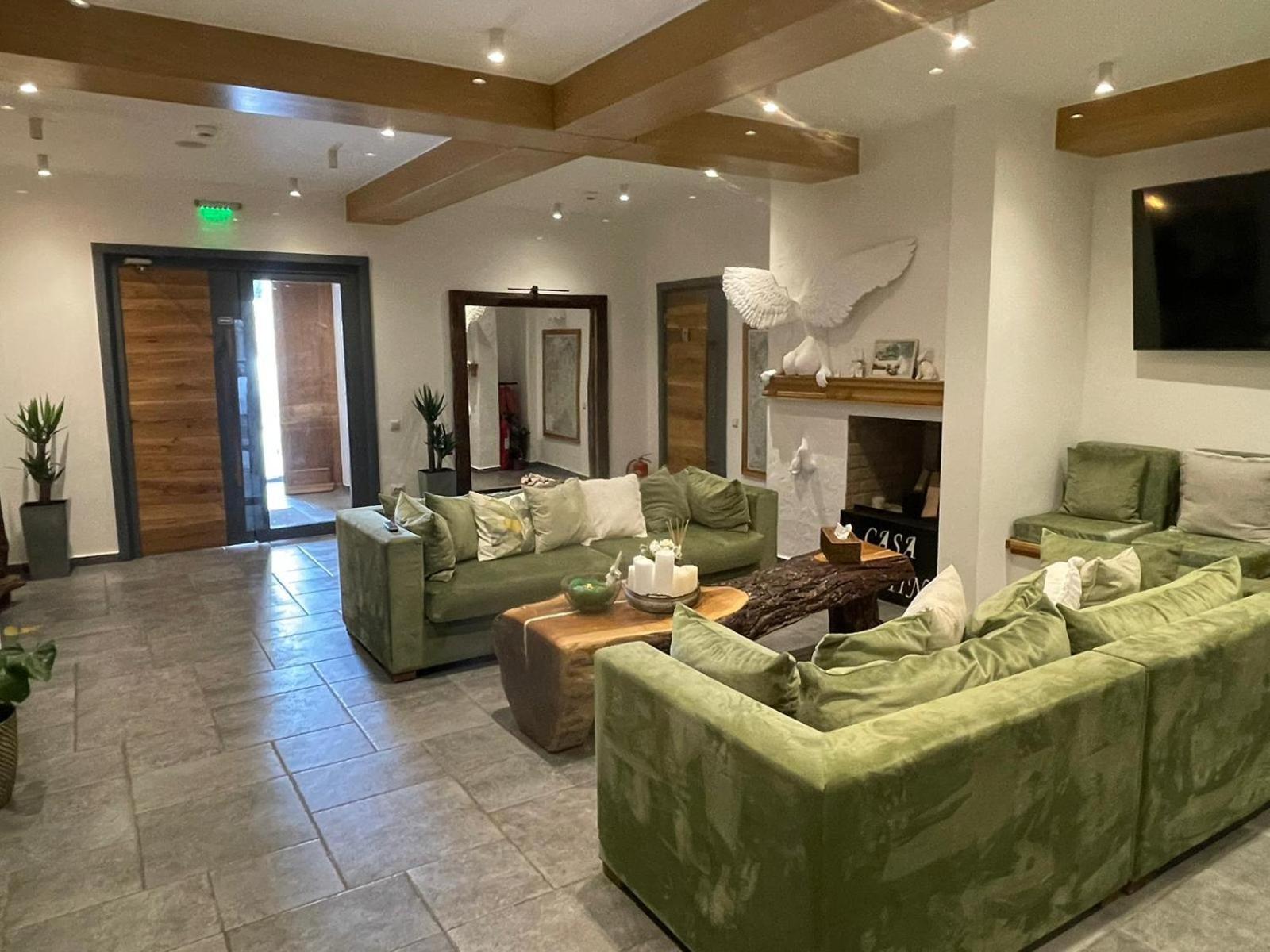 Casa Iustin Hotel Moroeni Ngoại thất bức ảnh