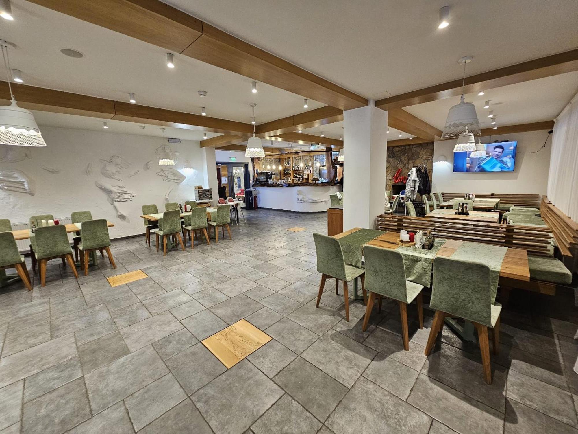 Casa Iustin Hotel Moroeni Ngoại thất bức ảnh